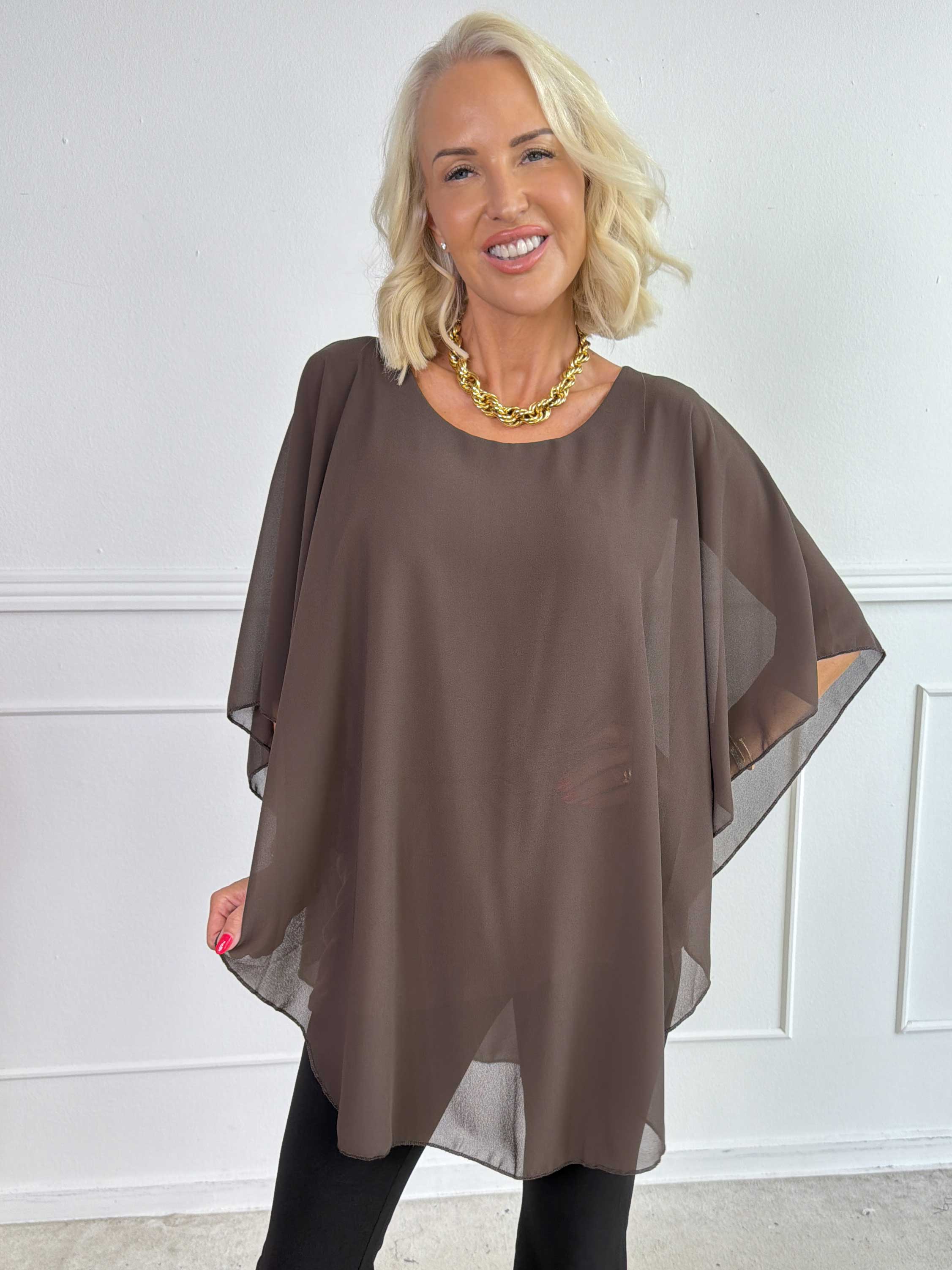 Kenya Shirt - Elegant bluse med let chiffonlag og rund udskæring